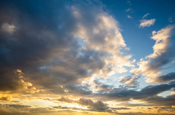 Драматичный Пейзаж Заката Пышными Облаками Освещенными Оранжевым Закатом Солнца Голубым — стоковое фото