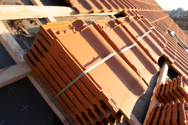 建設中の住宅用屋根をカバーするための黄色のセラミック屋根瓦のスタック — ストック写真