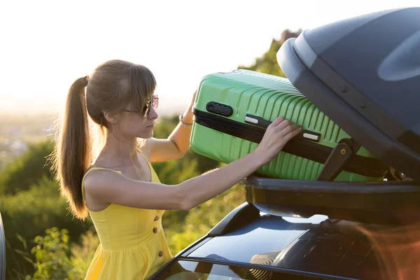 Mujer Joven Sacando Maleta Verde Del Portaequipajes Del Coche Concepto — Foto de Stock