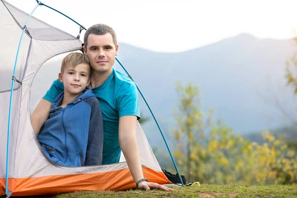 Молодой Отец Сыном Отдыхают Вместе Палатке Летних Горах Концепция Активного — стоковое фото