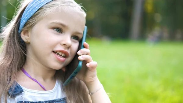 Niña Bonita Teniendo Conversación Teléfono Móvil Parque Verano — Foto de Stock