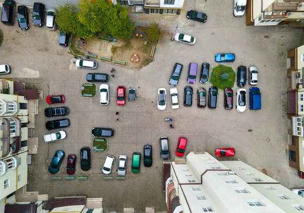 Luftaufnahme Vieler Bunter Autos Die Auf Öffentlichen Parkplätzen Geparkt Sind — Stockfoto