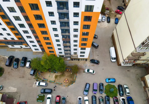 아파트 사이에 주차되어 자동차들 공중에서 보인다 — 스톡 사진