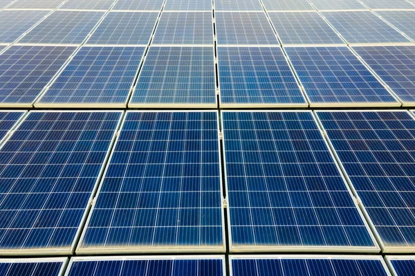 Вид Повітря Поверхню Синіх Фотоелектричних Сонячних Панелей Встановлених Будівельному Даху — стокове фото