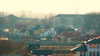Kırsal bölgedeki konutlar arasında elektrik üretimi için rüzgar jeneratörlerinin dönen bıçakları.