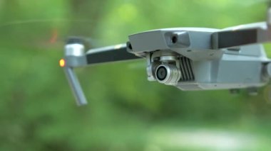 Hızlı dönen pervaneleri ve havada uçan video kamerası olan İHA uçakları.