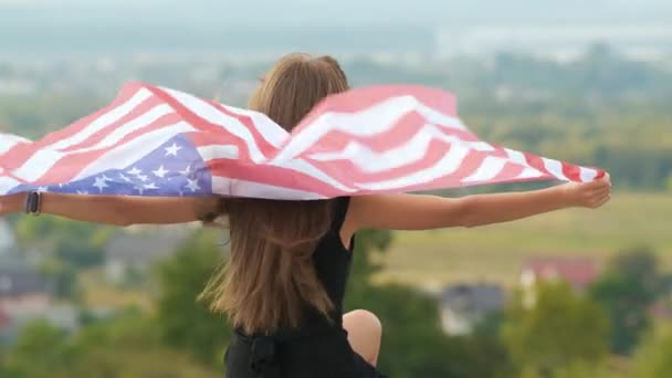 Ung Lycklig Kvinna Med Långt Hår Håller Vindar Amerikanska Nationalflaggan — Stockvideo