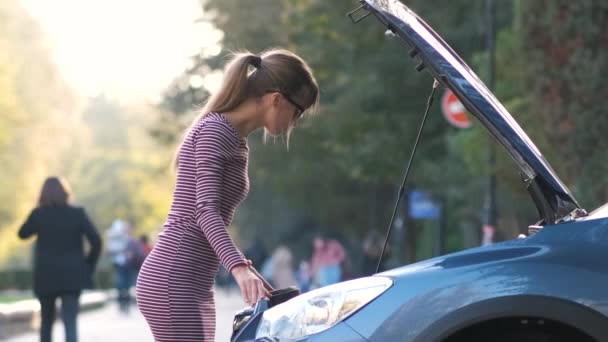 Kobieta Kierowca Pobliżu Samochodu Otwartym Kapturem Kontroli Zepsuty Silnik Ulicy — Wideo stockowe