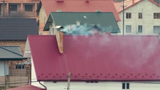Střechy Soukromých Domů Venkovské Čtvrti Hustým Kouřem Vystupujícím Komínů — Stock video