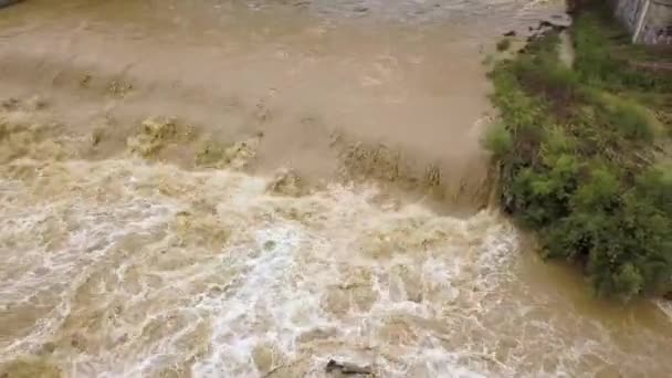 Lkbaharda Sağanak Yağış Sırasında Çamurlu Suyla Birlikte Geniş Kirli Nehrin — Stok video