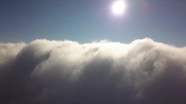 Ujawnić Zdjęcie Lotu Ptaka Nad Białymi Chmurami — Wideo stockowe