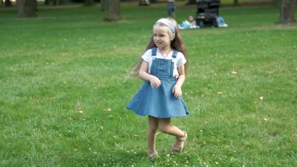 Κοριτσάκι Μικρό Παιδί Έχει Διασκέδαση Στροφή Γύρω Στο Πράσινο Γρασίδι — Αρχείο Βίντεο