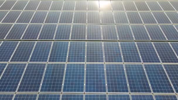 安装在建筑物屋顶上的蓝色光电太阳能电池板表面的闭合 以产生清洁的生态电 可再生能源概念的生产 — 图库视频影像
