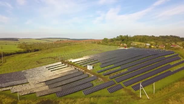 Yeşil Alanda Inşa Halindeki Güneş Enerjisi Santralinin Havadan Görüntüsü Temiz — Stok video