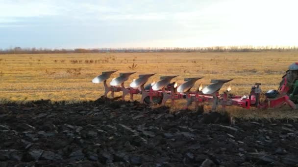 Vedere Aeriană Unui Tractor Arat Teren Agricol — Videoclip de stoc