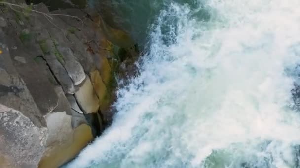 Αεροφωτογραφία Του Καταρράκτη Του Ποταμού Πεντακάθαρα Γαλαζοπράσινα Νερά Που Πέφτουν — Αρχείο Βίντεο