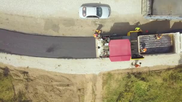 Luftaufnahme Des Straßenneubaus Mit Arbeitern Und Asphaltverlegemaschinen Bei Der Arbeit — Stockvideo