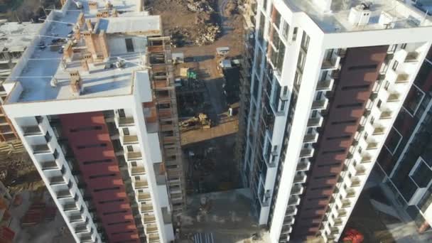 Pemandangan Udara Derek Menara Tinggi Dan Bangunan Apartemen Penghunian Sedang — Stok Video