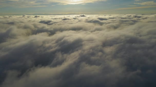 Vista Aérea Del Vibrante Amanecer Amarillo Sobre Densas Nubes Blancas — Vídeos de Stock