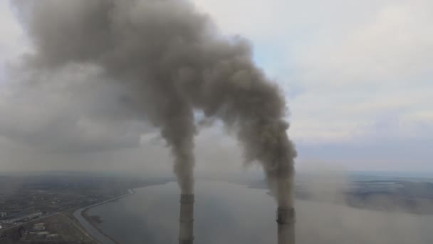 Flygfoto Kolkraftverk Höga Rör Med Svart Rök Rör Sig Upp — Stockvideo