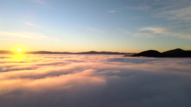 Veduta Aerea Vibrante Tramonto Nuvole Bianche Dense Con Lontane Montagne — Video Stock