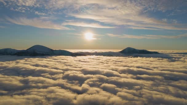 Luchtfoto Van Levendige Zonsopgang Boven Witte Dichte Wolken Met Verre — Stockvideo