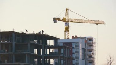 Kule vinçlerinin ve inşaat halindeki apartmanların havadan görüntüsü. Gayrimenkul geliştirme.