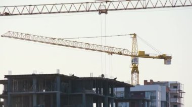 Kule vinçlerinin ve inşaat halindeki apartmanların havadan görüntüsü. Gayrimenkul geliştirme.