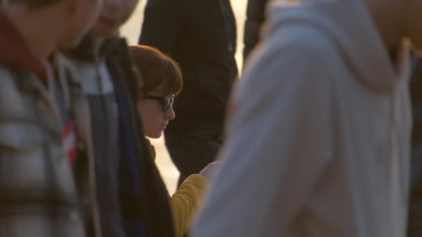 Junge Hübsche Frau Sitzt Einem Warmen Herbstabend Auf Einer Parkbank — Stockvideo