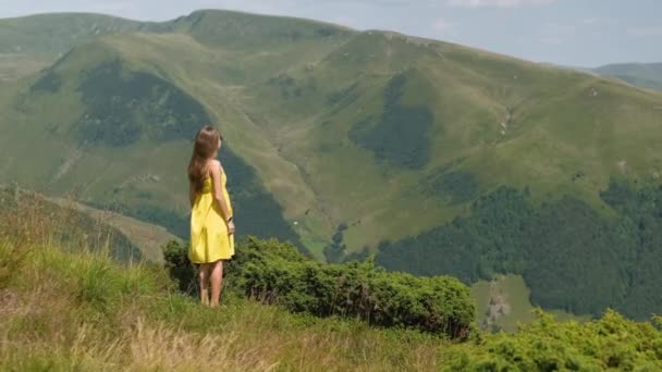 Young Happy Woman Traveler Yellow Dress Standing Green Grassy Hillside — Stock Video