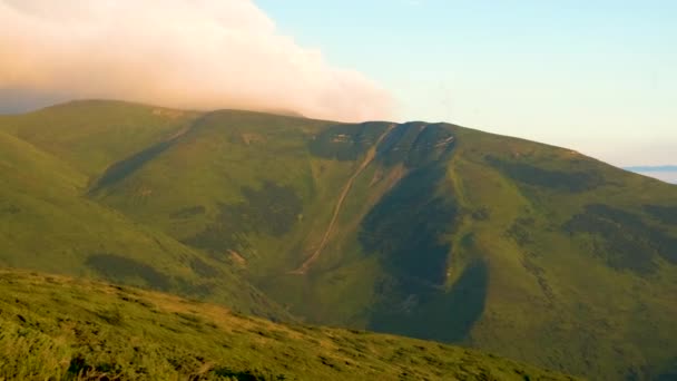 Panoramisch Uitzicht Verre Groene Bergen Een Winderige Avond — Stockvideo