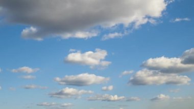 Mavi berrak gökyüzünde hızlı hareket eden beyaz bulutların hızlandırılmış görüntüleri.