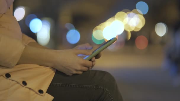 Großaufnahme Weiblicher Hände Mit Handy Internet Auf Der Straße Der — Stockvideo