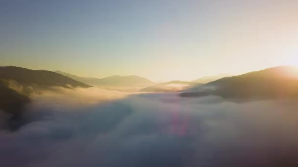 Vista Aérea Puesta Sol Vibrante Sobre Nubes Blancas Densas Niebla — Vídeos de Stock
