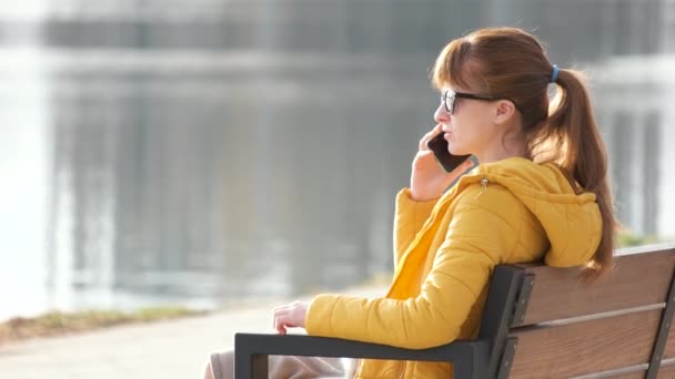 Jeune Jolie Femme Assise Sur Banc Parc Parlant Sur Son — Video