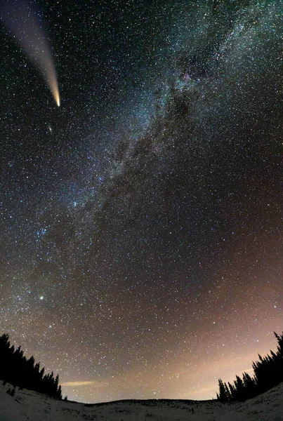 Vue Surréaliste Nuit Montagne Avec Ciel Nuageux Bleu Foncé Étoilé — Photo