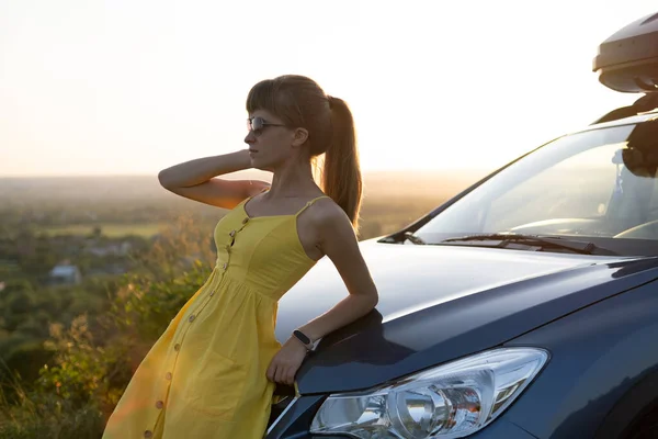 Glückliche Junge Frau Gelbem Kleid Die Neben Ihrem Fahrzeug Steht — Stockfoto
