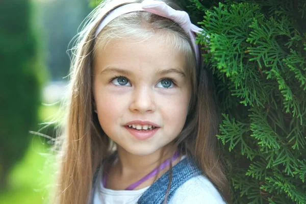 Portret Van Een Mooi Meisje Dat Buiten Het Zomerpark Staat — Stockfoto