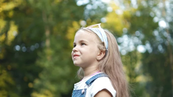 Portret Van Gelukkig Schattig Kind Meisje Zomer Buiten — Stockfoto