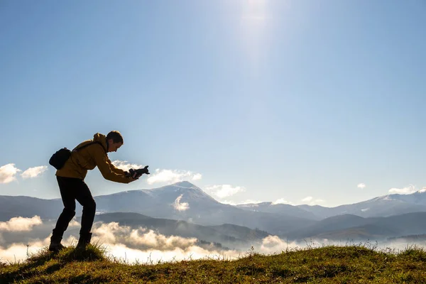 Silhueta Fotógrafo Mochileiro Tirando Fotos Paisagem Manhã Montanhas Outono Com — Fotografia de Stock