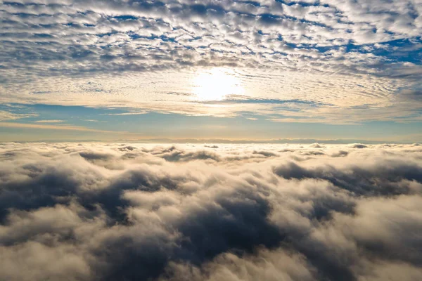 Vista Aérea Del Vibrante Amanecer Amarillo Sobre Densas Nubes Blancas —  Fotos de Stock