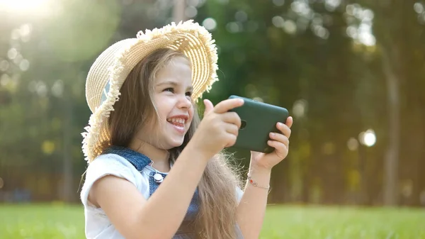 Feliz Sorrindo Menina Criança Assistindo Seu Telefone Celular Livre Verão — Fotografia de Stock