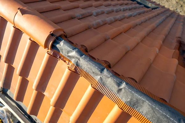 Closeup Yellow Ceramic Roofing Ridge Tiles Top Residential Building Roof — Stock Photo, Image