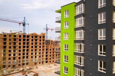 İnşaat halindeki yüksek apartmanlı şehir yerleşim alanının havadan görüntüsü.