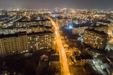 Yüksek katlı apartman binaları. Geceleri şehir merkezinde pencereleri aydınlatılmış..