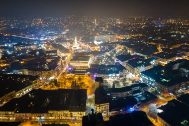 Ukrayna İvano-Frankivsk şehir merkezindeki aydınlık sokakların ve binaların hava manzarası.