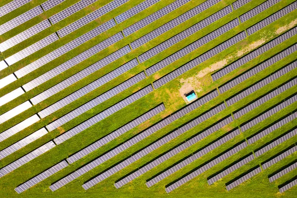 緑のフィールド上の太陽光発電所の空中ビュー クリーンな生態エネルギーを生産するための電気パネル — ストック写真