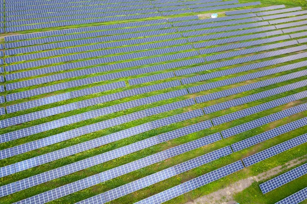 Luftaufnahme Eines Solarkraftwerks Auf Der Grünen Wiese Elektrische Paneele Zur — Stockfoto