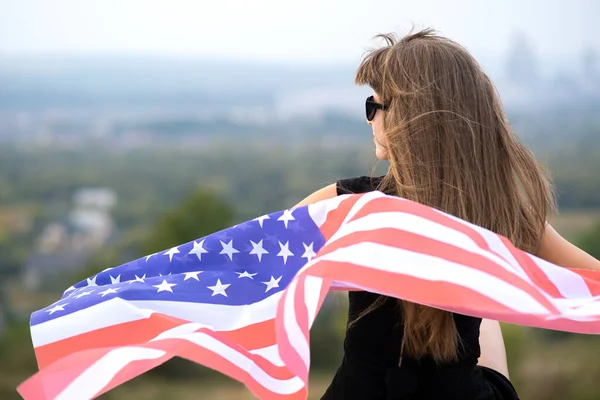 Jeune Femme Heureuse Aux Cheveux Longs Agitant Sur Vent Drapeau — Photo