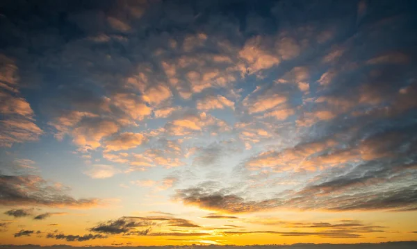 Paysage Spectaculaire Coucher Soleil Avec Des Nuages Gonflés Éclairés Par — Photo